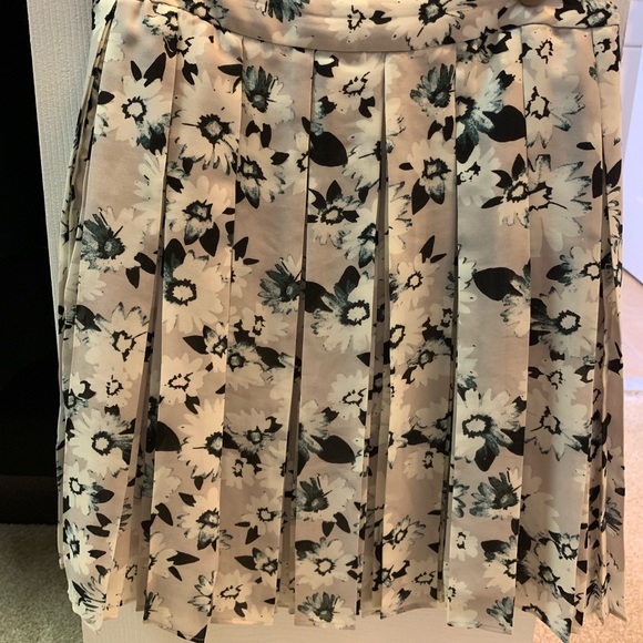 Floral Banana Republic mini skirt with Pleats! - Picture 2 of 4